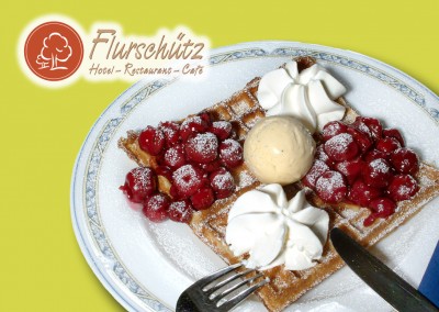 Waffeln mit heißen Kirschen, Sahne und Vanilleeis
